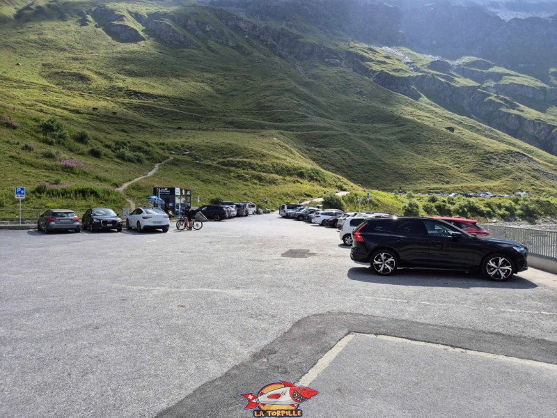Parking. Barrage de Moiry, Val d'Anniviers.