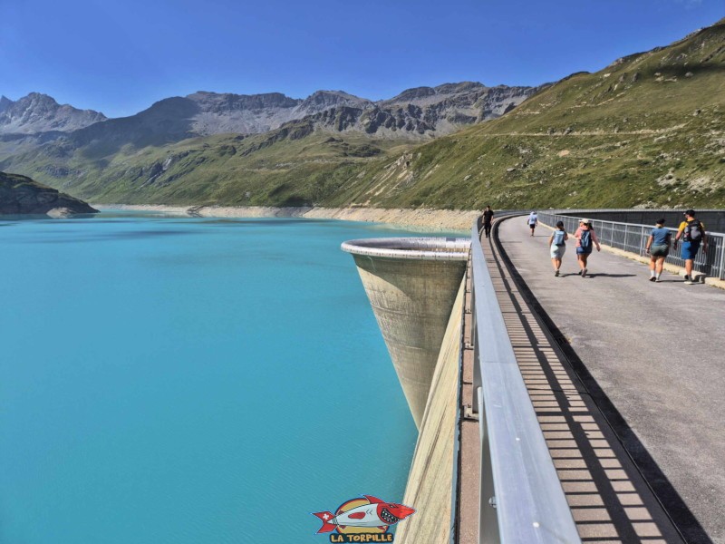 L'étonnant déversoir de crues en forme de tulipe. Barrage de Moiry, Val d'Anniviers. 
