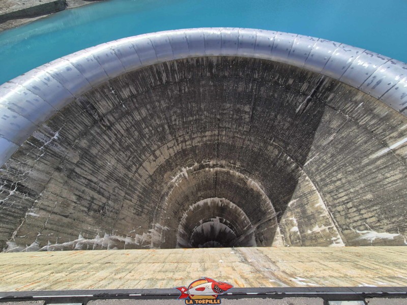 L'étonnant déversoir de crues en forme de tulipe. Barrage de Moiry, Val d'Anniviers. 