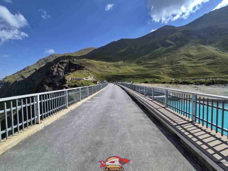 Couronnement direction Est. Barrage de Moiry, Val d'Anniviers.