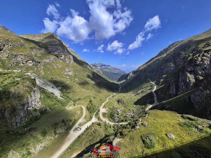 La vue direction aval (nord) depuis le couronnement du barrage de Moiry. Barrage de Moiry, Val d'Anniviers. 