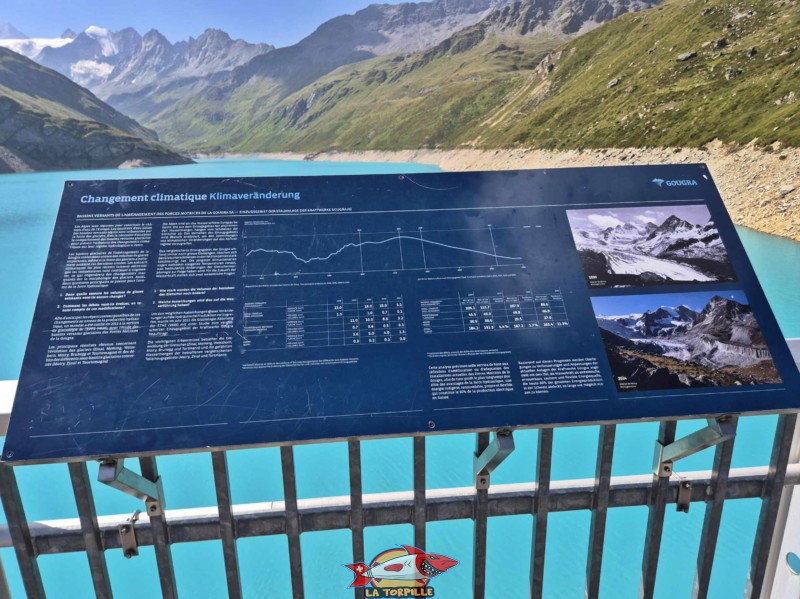  Barrage de Moiry, Val d'Anniviers. Un panneau didactique sur le changement climatique.