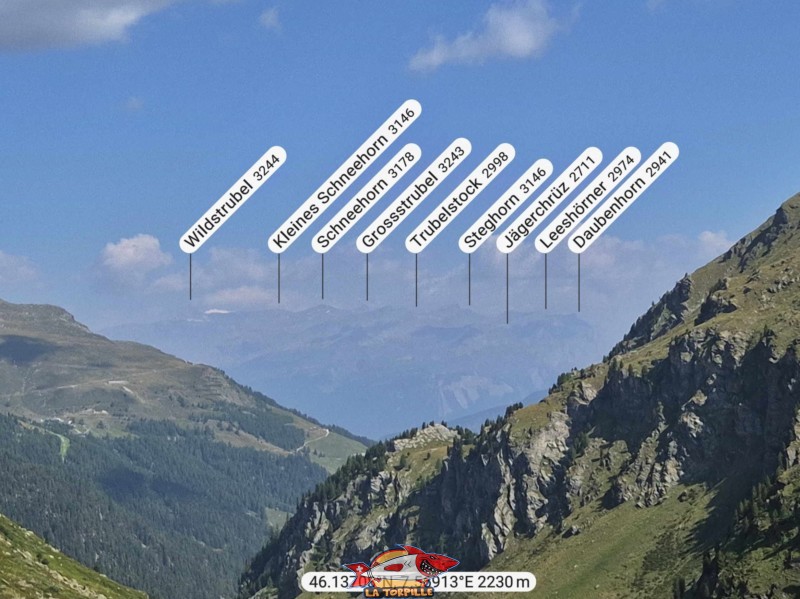 La vue direction nord depuis le couronnement du barrage de Moiry. Wildstrubel, Schneehorn, Daubenhorn.