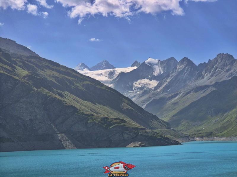 La vue direction amont (sud) depuis le couronnement du barrage de Moiry. Barrage de Moiry, Val d'Anniviers. 