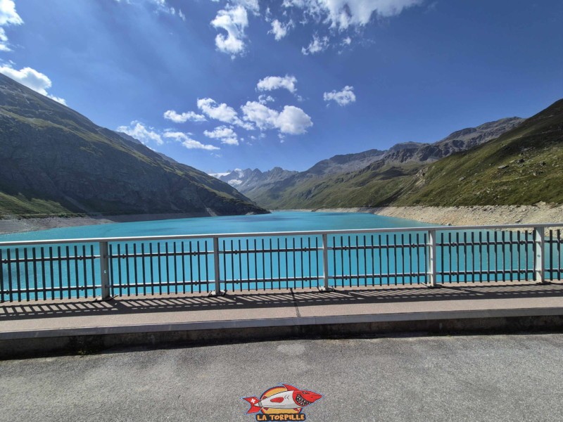 La vue direction amont (sud) depuis le couronnement du barrage de Moiry. Barrage de Moiry, Val d'Anniviers. 