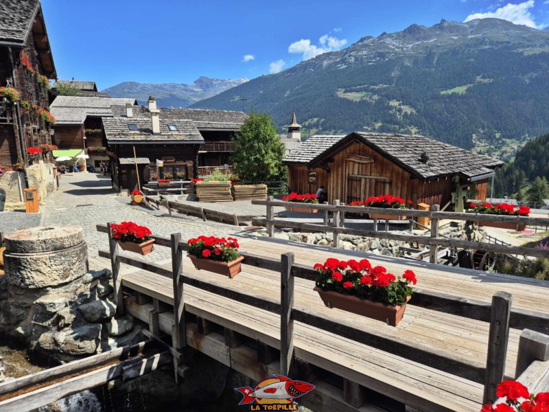 L'entrée du village avec le pont sur le torrent du Marais.. Village de Grimentz, val d'Anniviers, Valais central. L'entrée du village avec le pont sur le torrent du Marais.. Village de Grimentz, val d'Anniviers, Valais central.