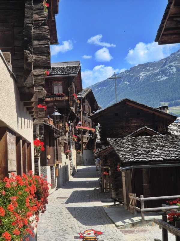 Rue du Village. Village de Grimentz, val d'Anniviers, Valais central.