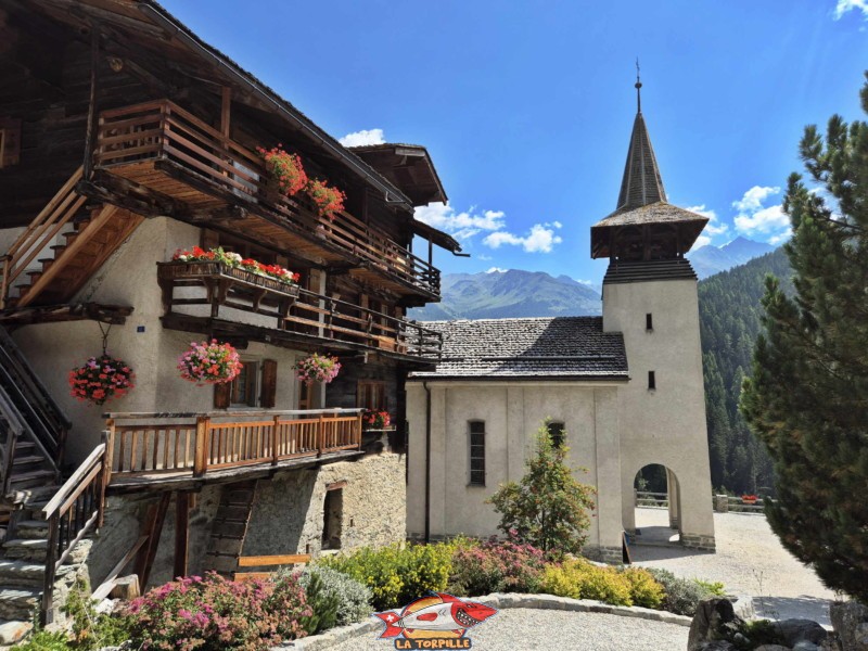 Place du Coher. Village de Grimentz, val d'Anniviers, Valais central.