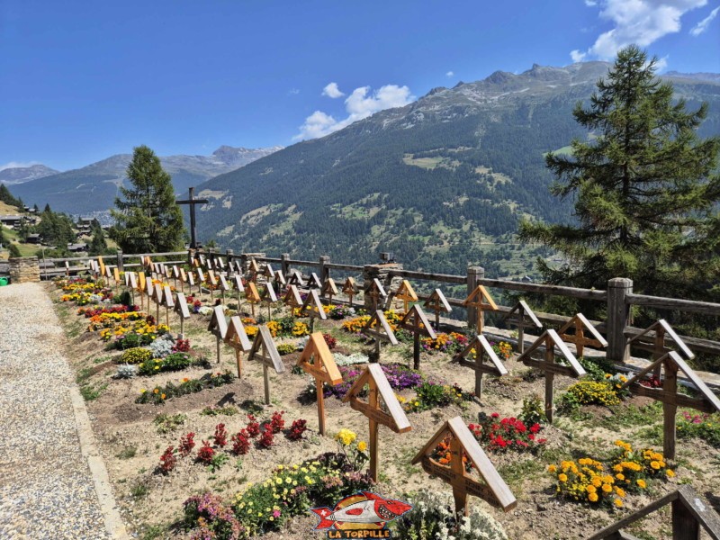 Église paroissiale. Village de Grimentz, val d'Anniviers, Valais central. Le magnifique cimetière avec ses petites croix en bois. Église paroissiale. Village de Grimentz, val d'Anniviers, Valais central. Le magnifique cimetière avec ses petites croix en bois.