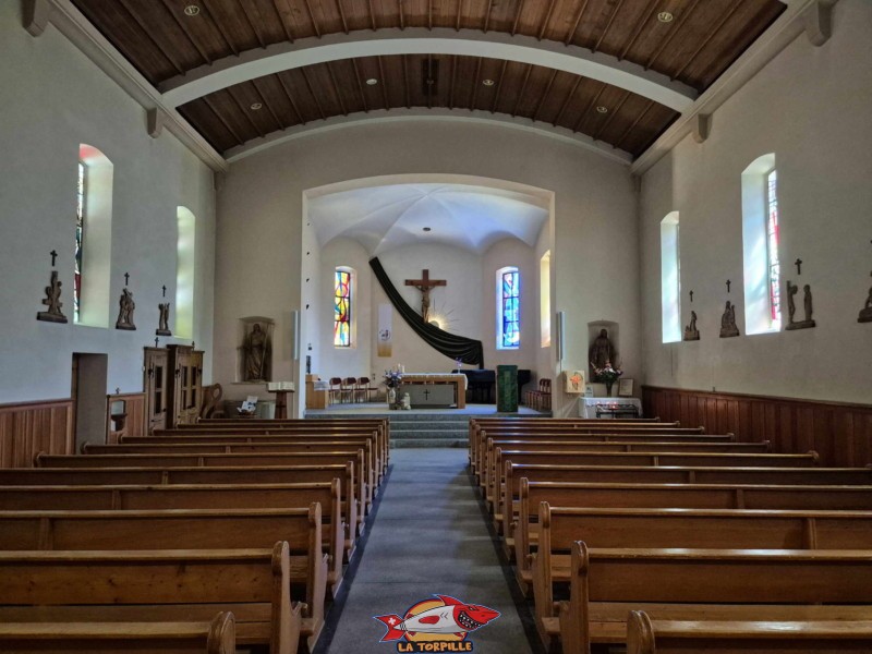 Église paroissiale. Village de Grimentz, val d'Anniviers, Valais central. L'intérieur de l'église en direction du chœur. Église paroissiale. Village de Grimentz, val d'Anniviers, Valais central. L'intérieur de l'église en direction du chœur.