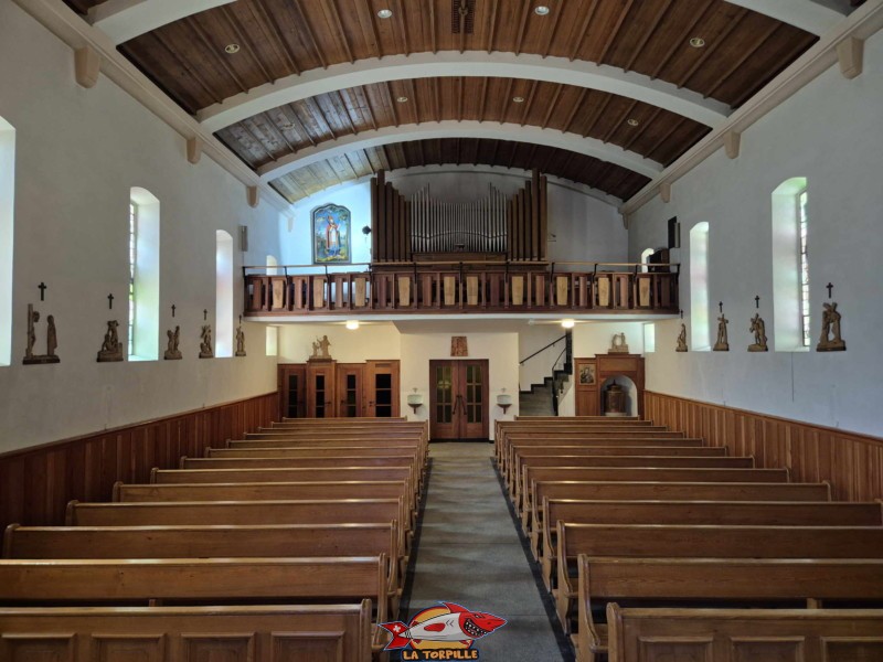Église paroissiale. Village de Grimentz, val d'Anniviers, Valais central. L'intérieur de l'église en direction de l'entrée principale. Église paroissiale. Village de Grimentz, val d'Anniviers, Valais central. L'intérieur de l'église en direction de l'entrée principale.