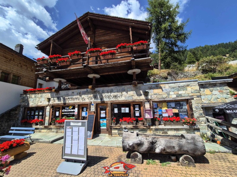  Routes. Village de Grimentz, val d'Anniviers, Valais central.