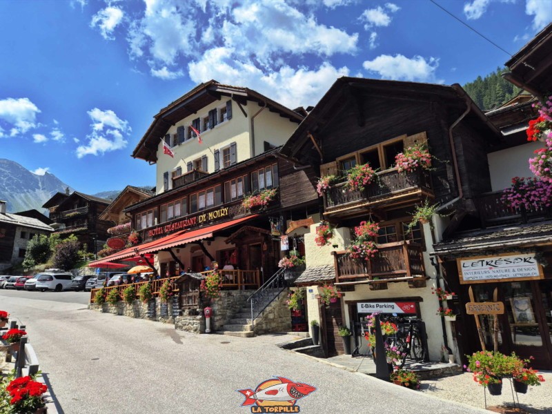  Routes. Village de Grimentz, val d'Anniviers, Valais central.
