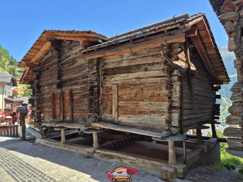Greniers. Village de Grimentz, val d'Anniviers, Valais central.