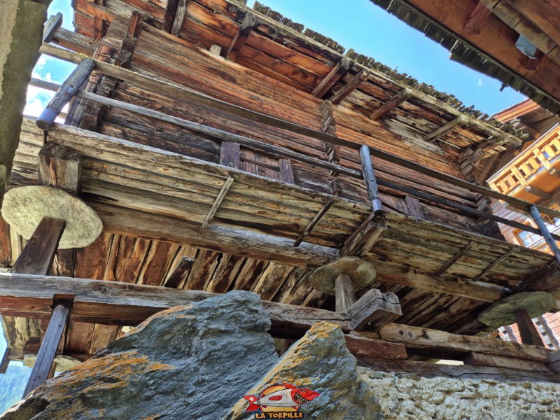 Une photo où l'on voit bien les fameuses pierres plates qui permettaient d'empêcher aux rongeurs d'entrer dans le mazot. Une photo où l'on voit bien les fameuses pierres plates qui permettaient d'empêcher aux rongeurs d'entrer dans le mazot. Village de Grimentz, val d'Anniviers, Valais central.