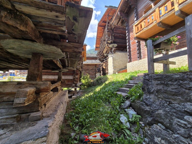 Une photo où l'on voit bien les fameuses pierres plates qui permettaient d'empêcher aux rongeurs d'entrer dans le mazot. Village de Grimentz, val d'Anniviers, Valais central.