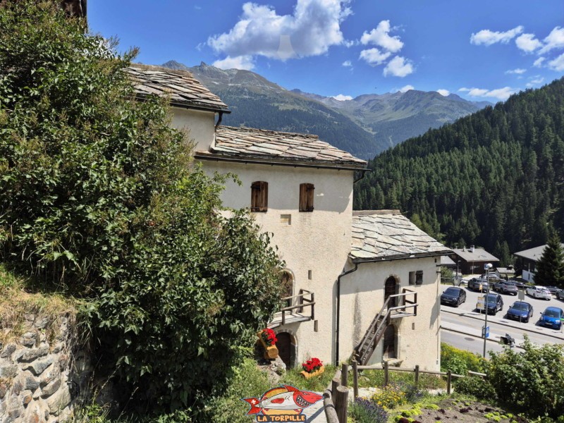 Caves blanches. Village de Grimentz, val d'Anniviers, Valais central.