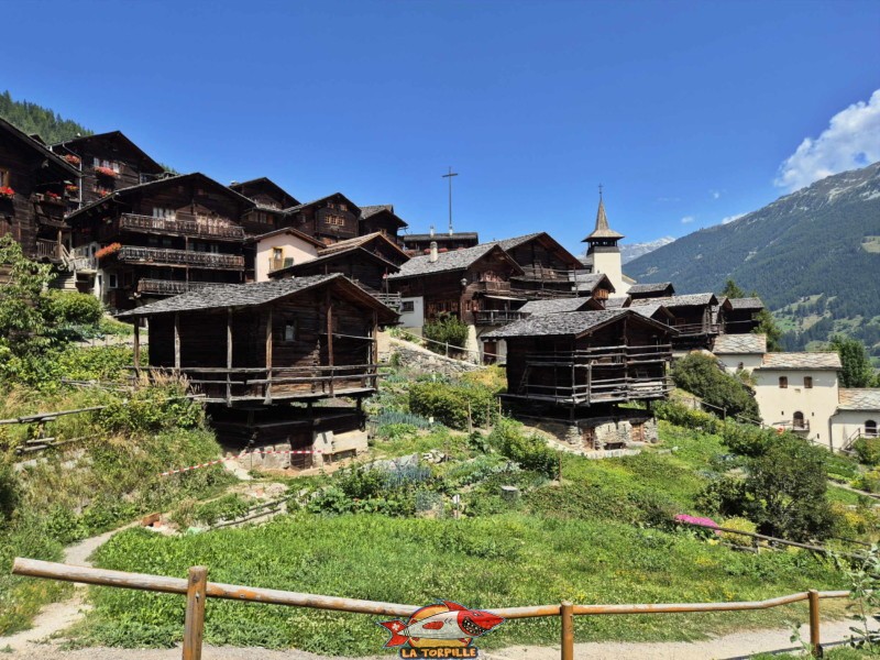 Le village de Grimentz sur la route menant au barrage.