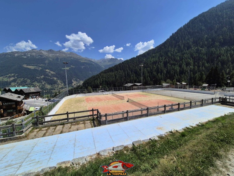 Les terrains de tennis en extérieur de Grimentz.