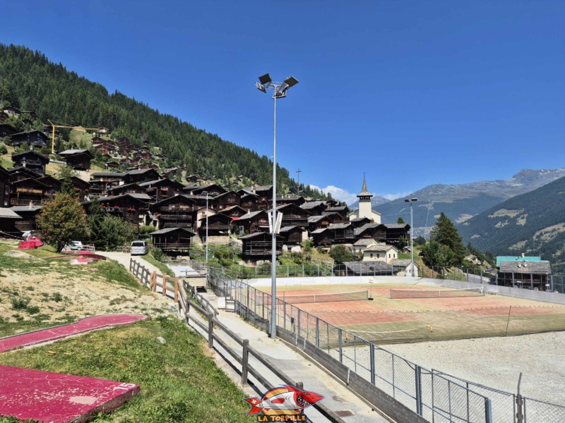 Les terrains de tennis en extérieur de Grimentz.