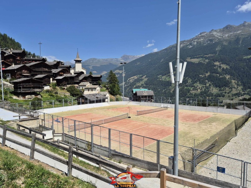 Les terrains de tennis en extérieur de Grimentz.
