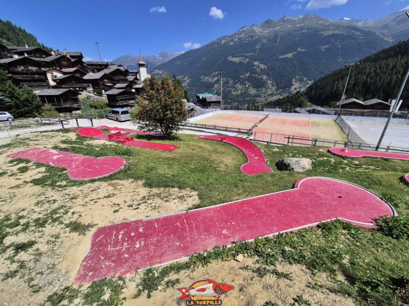 Les terrains de tennis en extérieur de Grimentz.