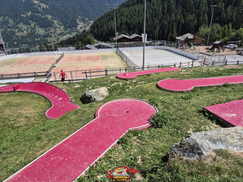 Les terrains de tennis en extérieur de Grimentz.