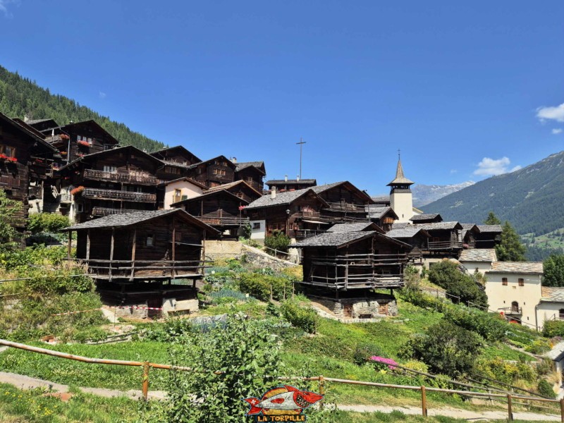 Le village de Grimentz avec son église et sa grande croix. Le village de Grimentz avec son église et sa grande croix.