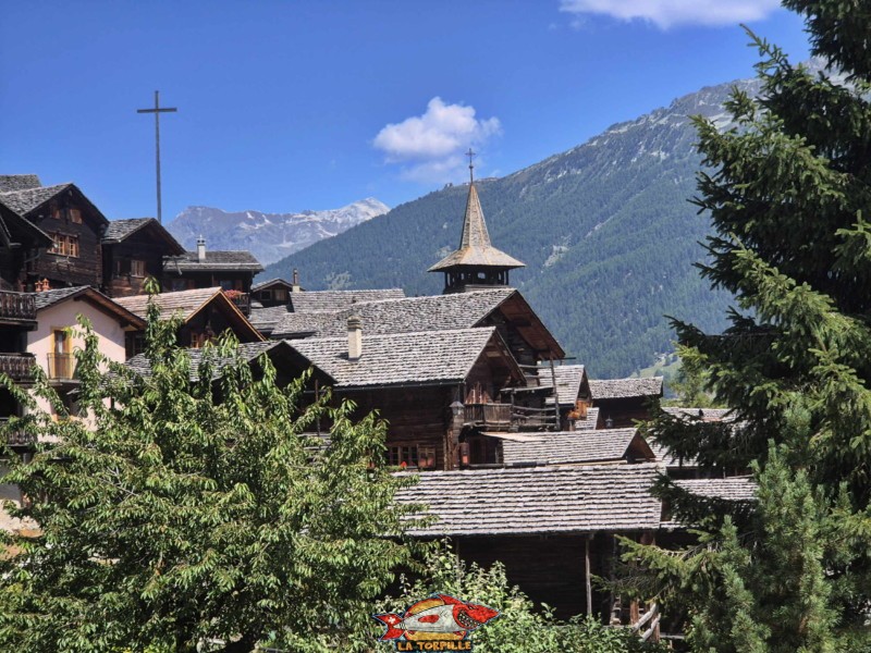 Le clocher de l'église et la grande croix.. Village de Grimentz, val d'Anniviers, Valais central. Le clocher de l'église et la grande croix.. Village de Grimentz, val d'Anniviers, Valais central.