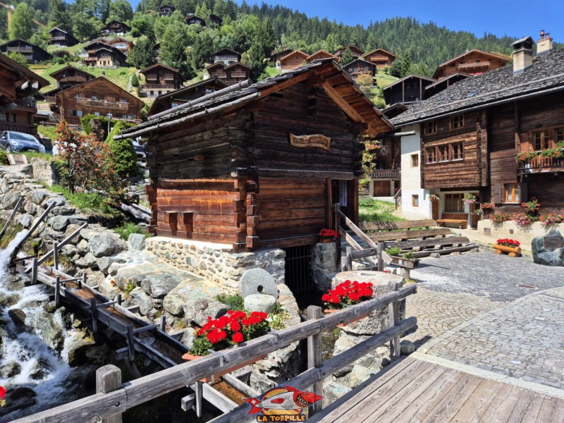 Moulin et scierie. Village de Grimentz, val d'Anniviers, Valais central.