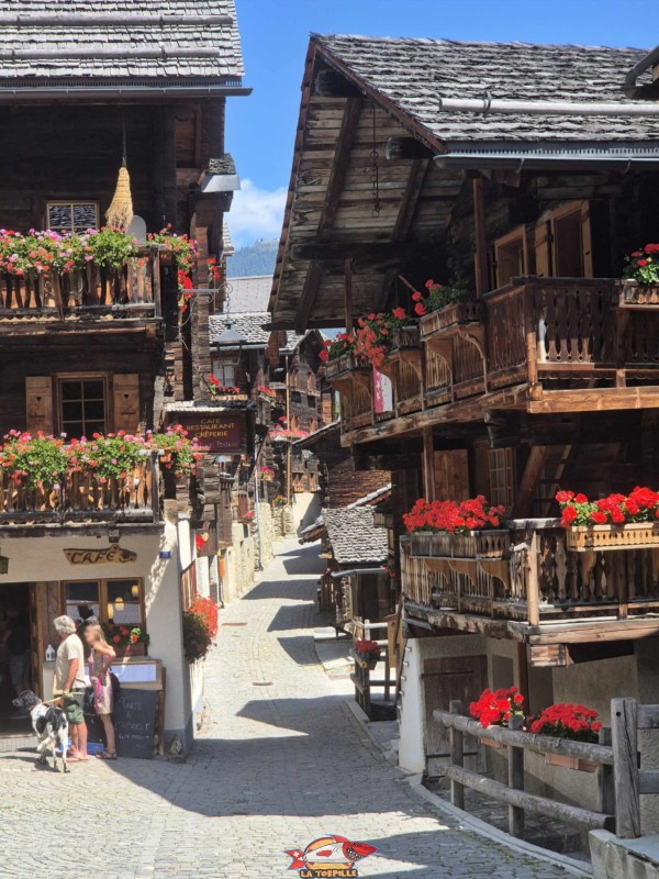 La magnifique rue centrale de Grimentz. La magnifique rue centrale de Grimentz.