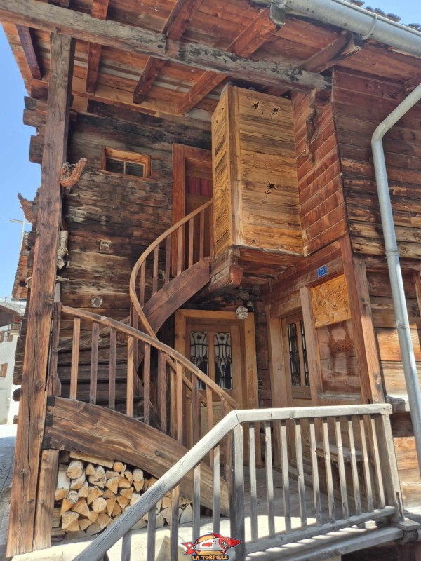 Un magnifique escalier en bois.. Village de Grimentz, val d'Anniviers, Valais central. Un magnifique escalier en bois.. Village de Grimentz, val d'Anniviers, Valais central.