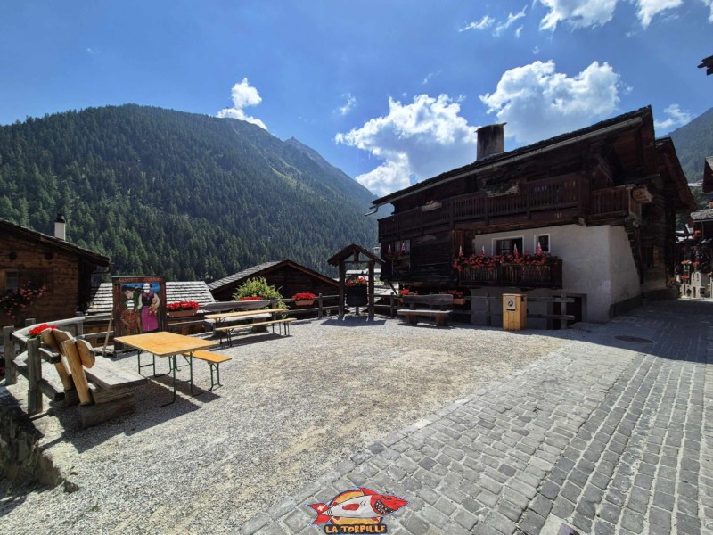 Place du Chaudron. Village de Grimentz, val d'Anniviers, Valais central.