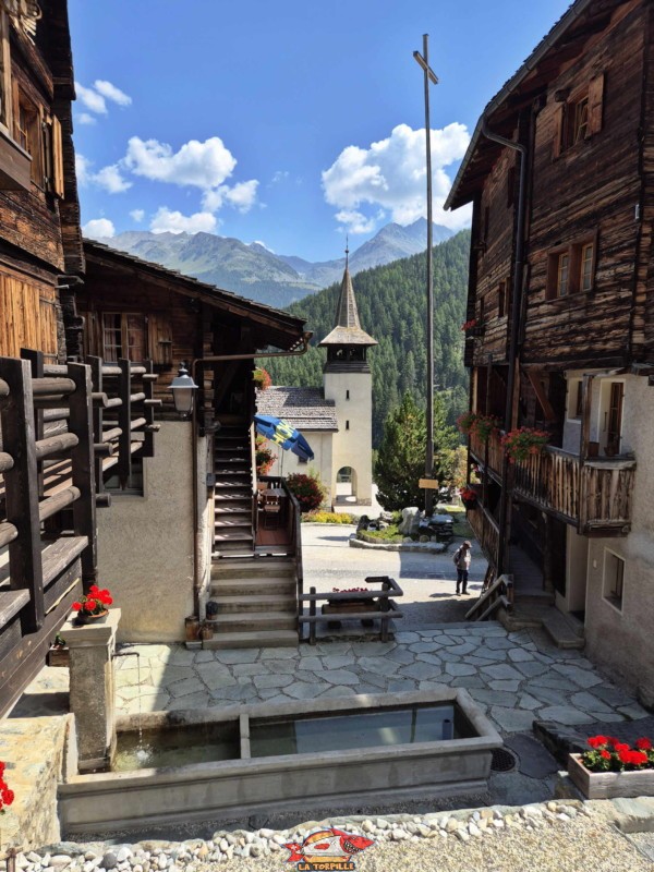 Bassin de la Place des Lavandières. Village de Grimentz, val d'Anniviers, Valais central.