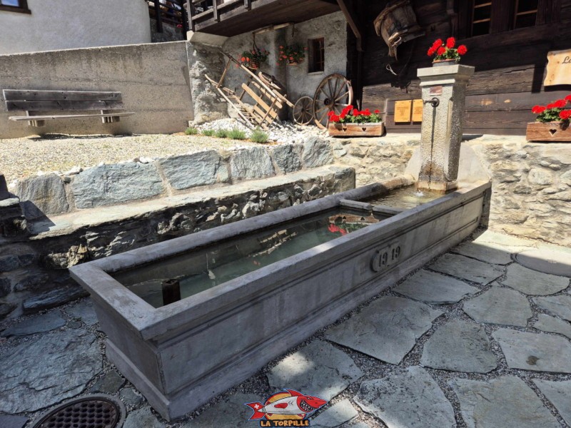 Bassin de la Place des Lavandières. Village de Grimentz, val d'Anniviers, Valais central.