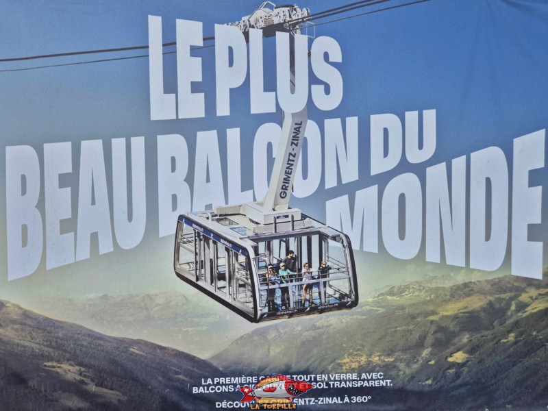 Une affiche publicitaire ventant les mérites de la benne vitrée du téléphérique de Sorebois. Village de Grimentz, val d'Anniviers, Valais central. Une affiche publicitaire ventant les mérites de la benne vitrée du téléphérique de Sorebois. Village de Grimentz, val d'Anniviers, Valais central.