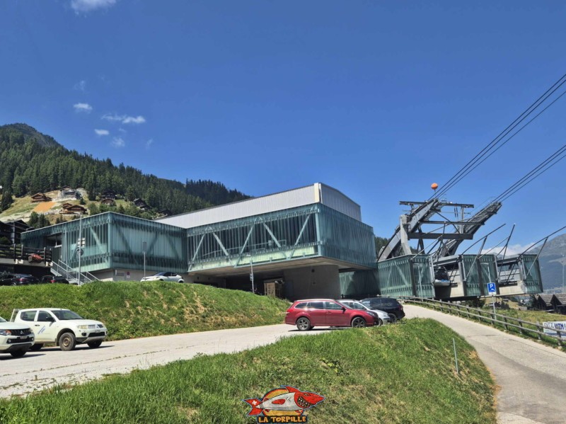 Les gares de départ de la télécabine de Bendolla sur la gauche, et du téléphérique sur la droite. Village de Grimentz, val d'Anniviers, Valais central. Les gares de départ de la télécabine de Bendolla sur la gauche, et du téléphérique sur la droite. Village de Grimentz, val d'Anniviers, Valais central.