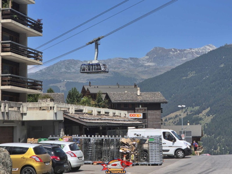 La benne du téléphérique au dessus de Grimentz. Village de Grimentz, val d'Anniviers, Valais central. La benne du téléphérique au dessus de Grimentz. Village de Grimentz, val d'Anniviers, Valais central.
