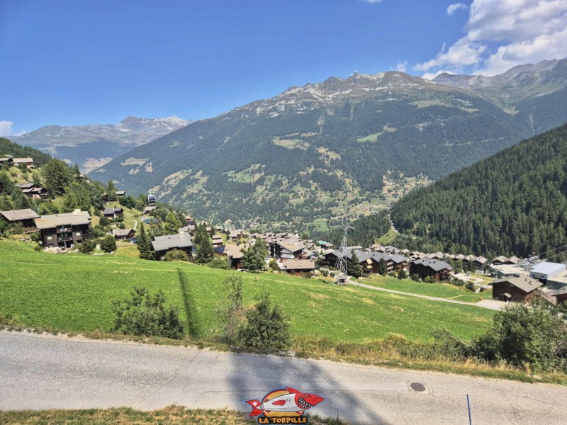 Le village de Grimentz depuis l'ouest. Village de Grimentz, val d'Anniviers, Valais central. Le village de Grimentz depuis l'ouest. Village de Grimentz, val d'Anniviers, Valais central.
