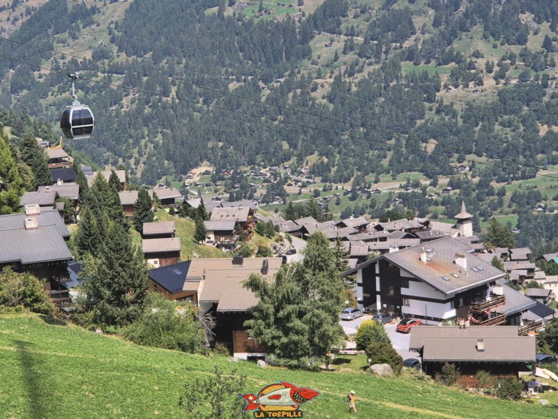 La télécabine de Bendolla au-dessus de Grimentz. Village de Grimentz, val d'Anniviers, Valais central. La télécabine de Bendolla au-dessus de Grimentz. Village de Grimentz, val d'Anniviers, Valais central.