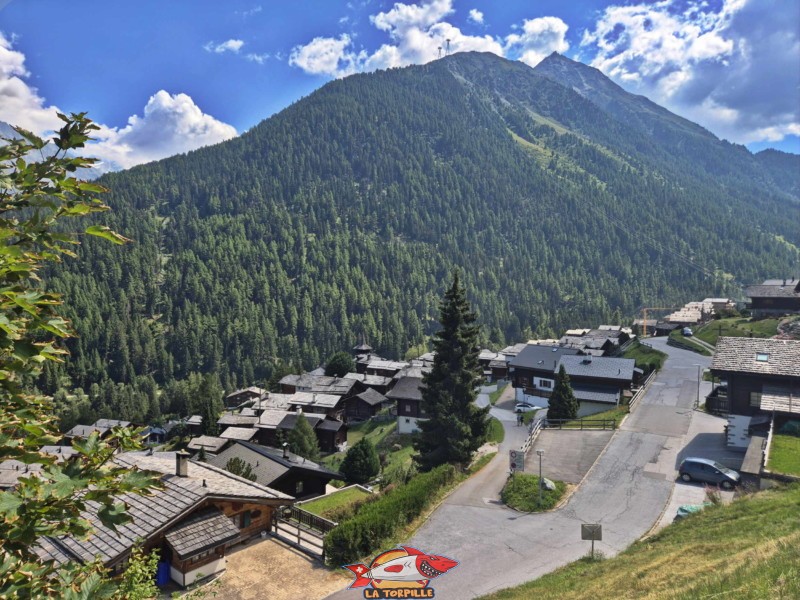 Le village de Grimentz depuis le nord. Village de Grimentz, val d'Anniviers, Valais central. Le village de Grimentz depuis le nord. Village de Grimentz, val d'Anniviers, Valais central.