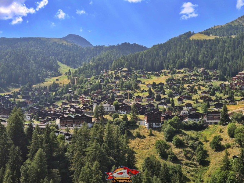 Le village de Grimentz depuis la route de Zinal, au sud-est. Village de Grimentz, val d'Anniviers, Valais central. Le village de Grimentz depuis la route de Zinal, au sud-est. Village de Grimentz, val d'Anniviers, Valais central.