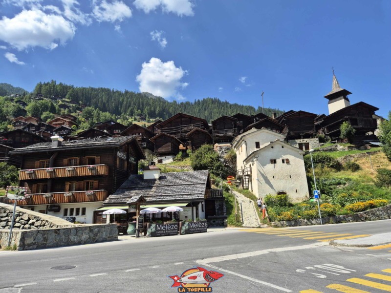 Le village de Grimentz depuis la route de Moiry.. Village de Grimentz, val d'Anniviers, Valais central. Le village de Grimentz depuis la route de Moiry.. Village de Grimentz, val d'Anniviers, Valais central.