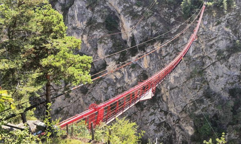 🌉⛰️ Pont Suspendu de Niouc
