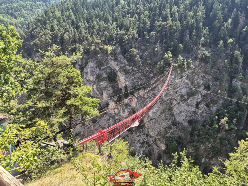 Côté Est, pont suspendu. Pont Suspendu de Niouc, val d'Anniviers.