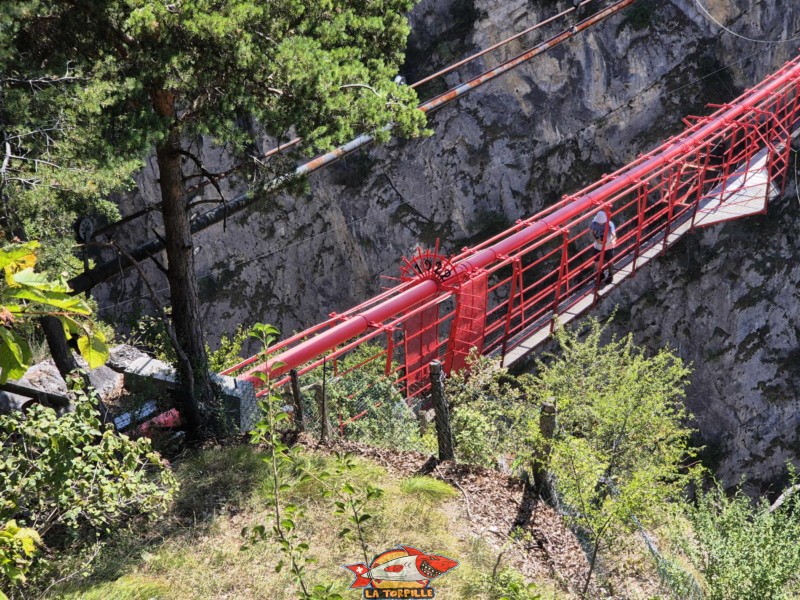 Côté Est, pont suspendu. Pont Suspendu de Niouc, val d'Anniviers.