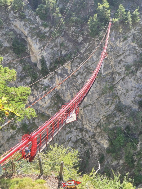 Côté Est, pont suspendu. Pont Suspendu de Niouc, val d'Anniviers.