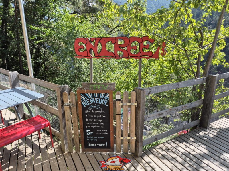 Côté Est, entrée. Pont Suspendu de Niouc, val d'Anniviers.