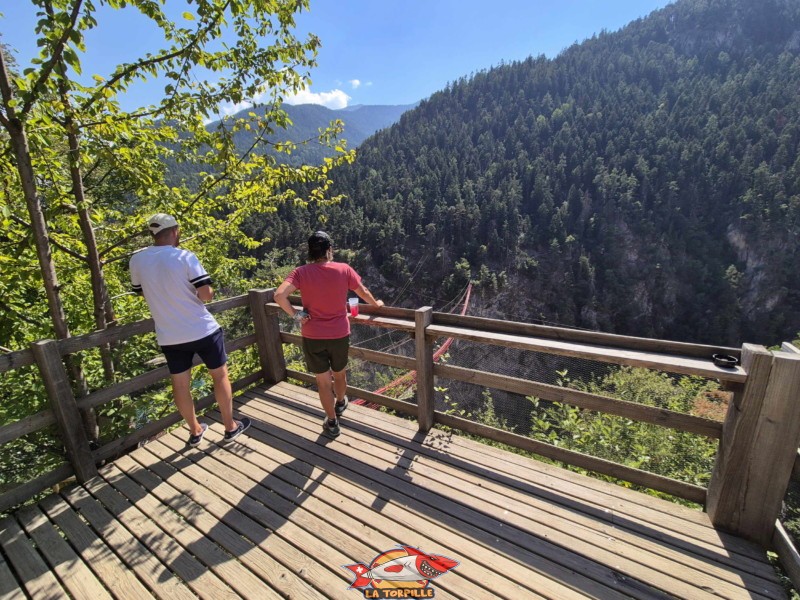 Plateforme. Pont Suspendu de Niouc, val d'Anniviers.