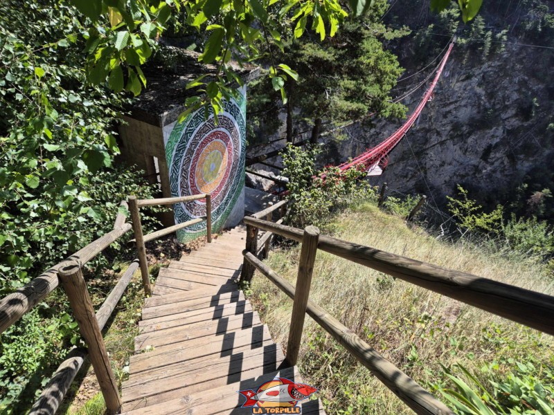 Côté Est, entrée. Pont Suspendu de Niouc, val d'Anniviers.